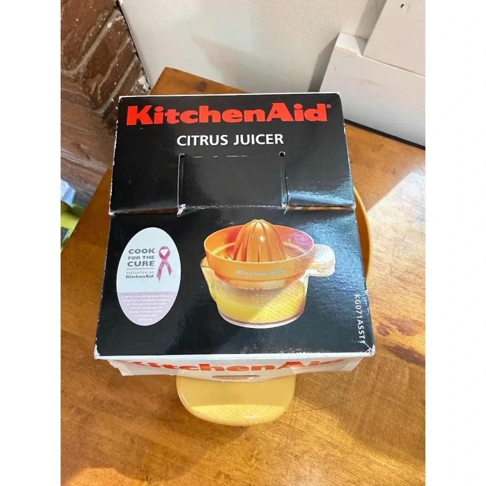 NOS KitchenAid Citrus Juicer,Clear Measuring Cup,Yellow Top 18oz Dishwasher Safe